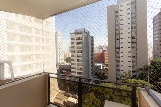 Venda de apartamento com 4 quartos, 2 suítes, varanda e piscina no condomínio. — Suíte