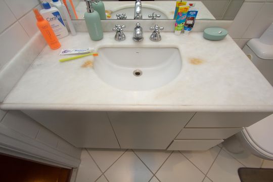 Venda de apartamento com 4 quartos, 2 suítes, varanda e piscina no condomínio. — Banheiro