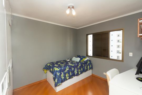 Venda de apartamento com 4 quartos, 2 suítes, varanda e piscina no condomínio. — Quarto 2