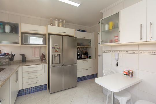 Venda de apartamento com 4 quartos, 2 suítes, varanda e piscina no condomínio. — Cozinha