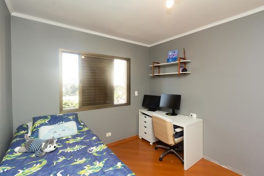 Venda de apartamento com 4 quartos, 2 suítes, varanda e piscina no condomínio. — Quarto 2