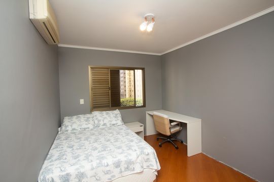 Venda de apartamento com 4 quartos, 2 suítes, varanda e piscina no condomínio. — Quarto 1