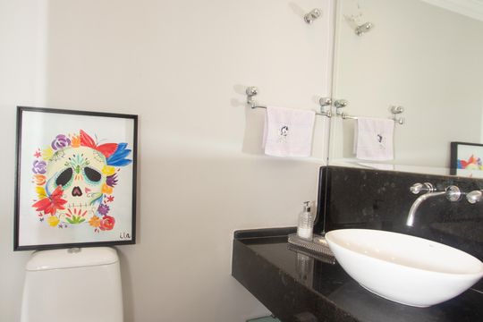 Venda de apartamento com 4 quartos, 2 suítes, varanda e piscina no condomínio. — lavabo
