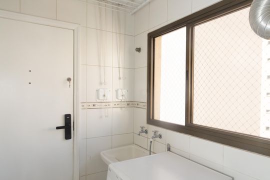 Venda de apartamento com 4 quartos, 2 suítes, varanda e piscina no condomínio. — Área de Serviço