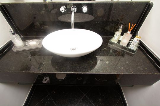 Venda de apartamento com 4 quartos, 2 suítes, varanda e piscina no condomínio. — lavabo