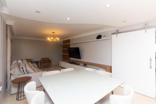 Venda de apartamento com 4 quartos, 2 suítes, varanda e piscina no condomínio. — Sala