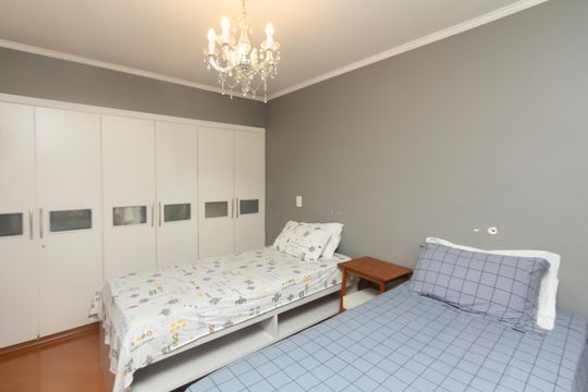 Venda de apartamento com 4 quartos, 2 suítes, varanda e piscina no condomínio. — Suíte