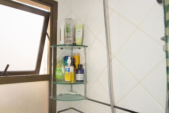 Venda de apartamento com 4 quartos, 2 suítes, varanda e piscina no condomínio. — Banheiro da Suíte