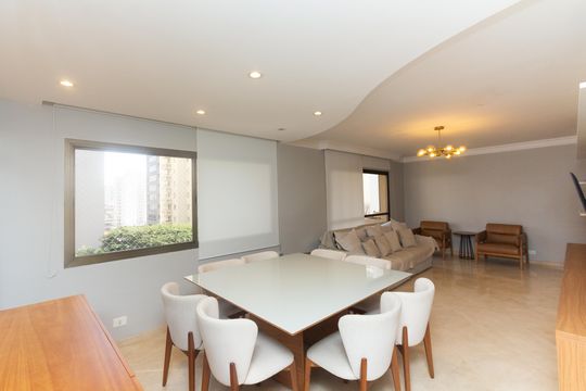 Venda de apartamento com 4 quartos, 2 suítes, varanda e piscina no condomínio. — Sala