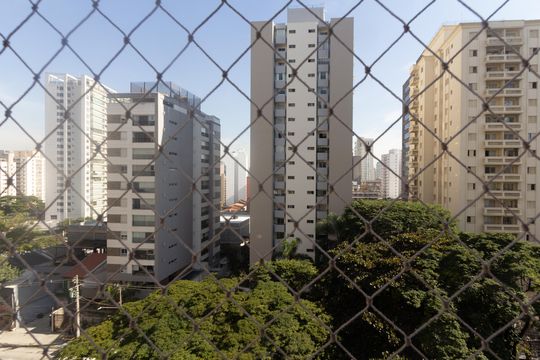 Venda de apartamento com 4 quartos, 2 suítes, varanda e piscina no condomínio. — Vista