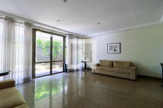 Venda de apartamento com 4 quartos, 2 suítes, varanda e piscina no condomínio. — Hall social