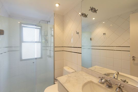 Venda de apartamento com 4 quartos, 2 suítes, varanda e piscina no condomínio. — Banheiro da Suíte