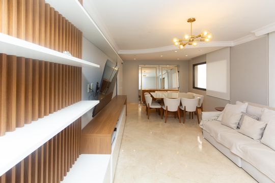 Venda de apartamento com 4 quartos, 2 suítes, varanda e piscina no condomínio. — Sala