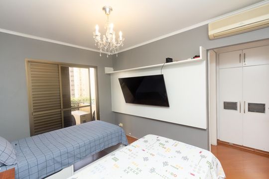 Venda de apartamento com 4 quartos, 2 suítes, varanda e piscina no condomínio. — Suíte