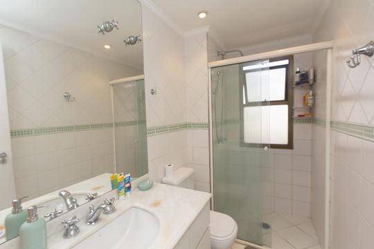 Venda de apartamento com 4 quartos, 2 suítes, varanda e piscina no condomínio. — Banheiro