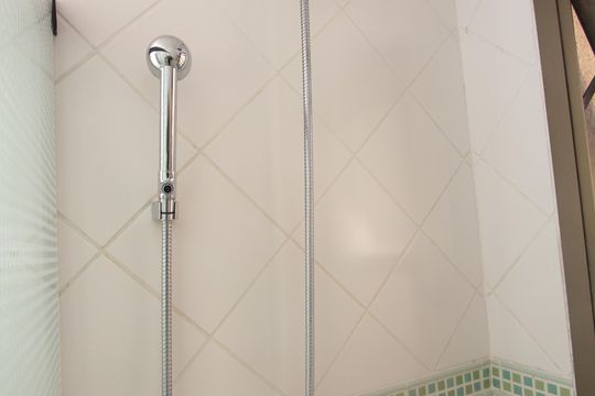 Venda de apartamento com 4 quartos, 2 suítes, varanda e piscina no condomínio. — Banheiro