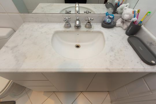 Venda de apartamento com 4 quartos, 2 suítes, varanda e piscina no condomínio. — Banheiro da Suíte
