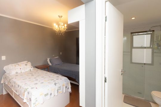 Venda de apartamento com 4 quartos, 2 suítes, varanda e piscina no condomínio. — Suíte
