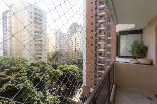 Venda de apartamento com 4 quartos, 2 suítes, varanda e piscina no condomínio. — Varanda da Sala