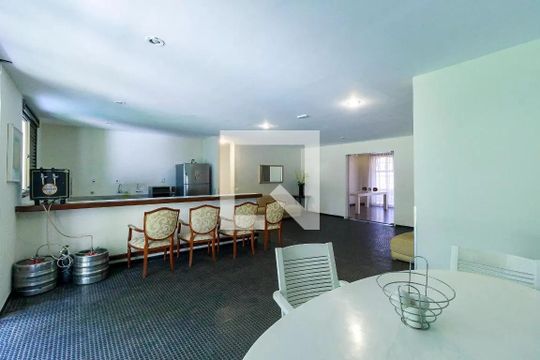 Venda de apartamento com 4 quartos, 2 suítes, varanda e piscina no condomínio. — Área comum - Salão de festas