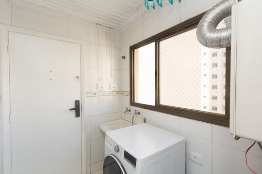 Venda de apartamento com 4 quartos, 2 suítes, varanda e piscina no condomínio. — Área de Serviço