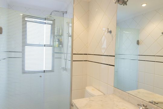 Venda de apartamento com 4 quartos, 2 suítes, varanda e piscina no condomínio. — Banheiro da Suíte