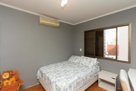 Venda de apartamento com 4 quartos, 2 suítes, varanda e piscina no condomínio. — Quarto 1