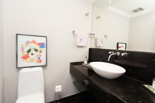 Venda de apartamento com 4 quartos, 2 suítes, varanda e piscina no condomínio. — lavabo