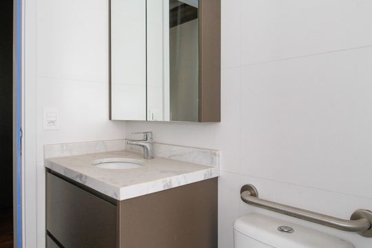 Compra apartamento com 3 quartos e churrasqueira no condomínio. — Banheiro da Suíte 3