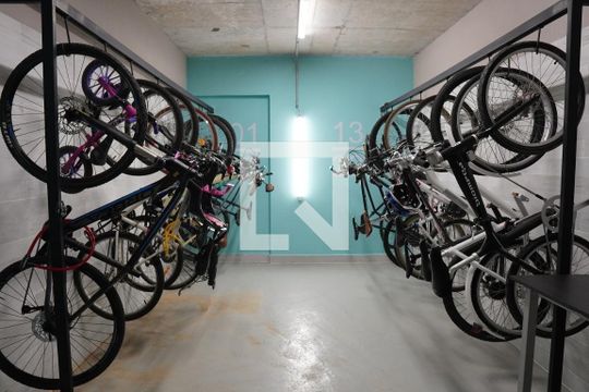 Compra apartamento com 3 quartos e churrasqueira no condomínio. — Área Comum - Bicicletário