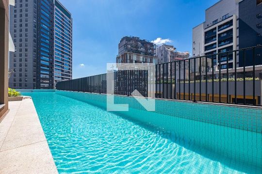 Compra apartamento com 3 quartos e churrasqueira no condomínio. — Área Comum - Piscina