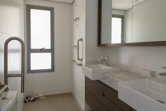 Compra apartamento com 3 quartos e churrasqueira no condomínio. — Banheiro da Suíte 1