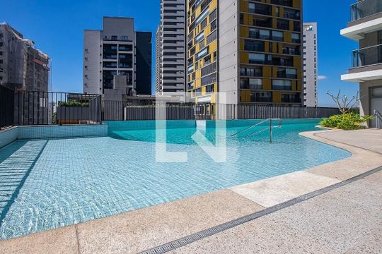 Compra apartamento com 3 quartos e churrasqueira no condomínio. — Área Comum - Piscina