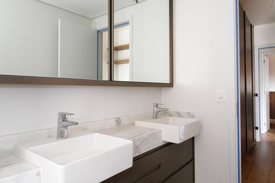 Compra apartamento com 3 quartos e churrasqueira no condomínio. — Banheiro da Suíte 1