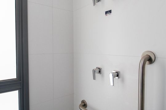 Compra apartamento com 3 quartos e churrasqueira no condomínio. — Banheiro da Suíte 1
