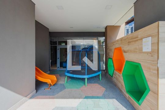 Compra apartamento com 3 quartos e churrasqueira no condomínio. — Área Comum - Playground