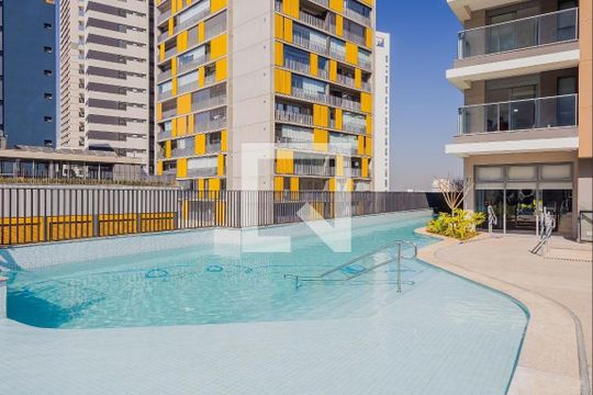 Compra apartamento com 3 quartos e churrasqueira no condomínio. — Área Comum - Piscina