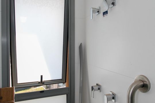 Compra apartamento com 3 quartos e churrasqueira no condomínio. — Banheiro da Suíte 2