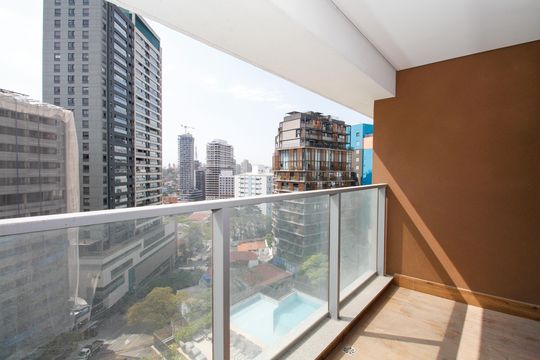 Compra apartamento com 3 quartos e churrasqueira no condomínio. — Varanda da Suíte 1