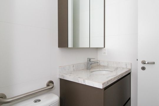 Compra apartamento com 3 quartos e churrasqueira no condomínio. — Banheiro da Suíte 2