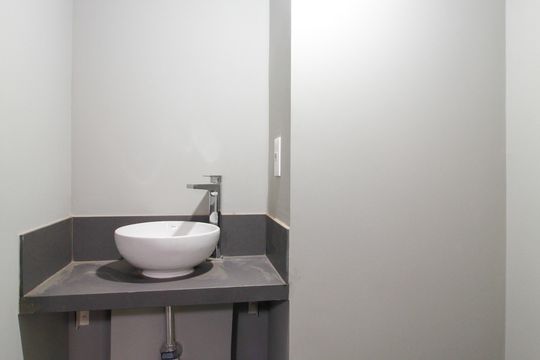 Compra apartamento com 3 quartos e churrasqueira no condomínio. — Lavabo