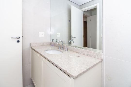 Comprar apartamento em Perdizes com 3 quartos e varanda. — Banheiro de Serviço