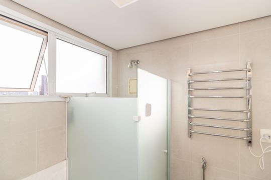 Comprar apartamento em Perdizes com 3 quartos e varanda. — Banheiro da Suíte 1