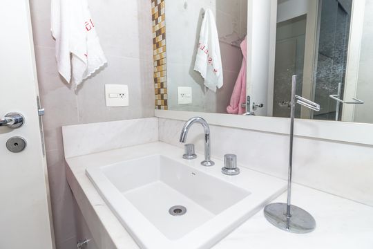 Comprar apartamento em Perdizes com 3 quartos e varanda. — Banheiro da Suíte 2