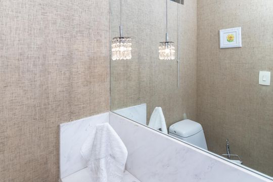 Comprar apartamento em Perdizes com 3 quartos e varanda. — Lavabo