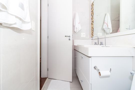 Comprar apartamento em Perdizes com 3 quartos e varanda. — Banheiro da Suíte 2