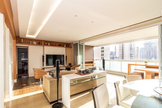 Comprar apartamento em Perdizes com 3 quartos e varanda. — Sala