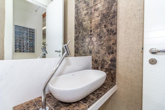 Comprar apartamento em Perdizes com 3 quartos e varanda. — Lavabo