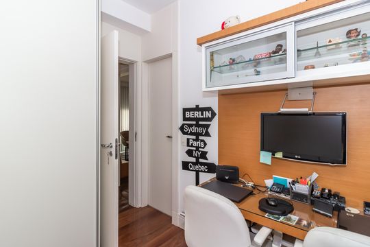 Comprar apartamento em Perdizes com 3 quartos e varanda. — Suíte 3