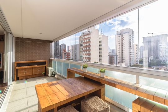 Comprar apartamento em Perdizes com 3 quartos e varanda. — Varanda